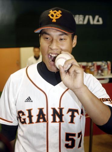 ウイニングボールを手にポーズをとる、プロ初勝利を挙げた巨人・高木京