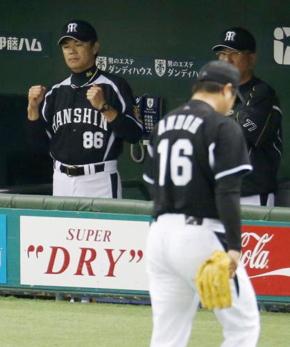 ＜巨・神＞５回、巨人打線につかまり降板する阪神先発の安藤（16）と和田監督（左）