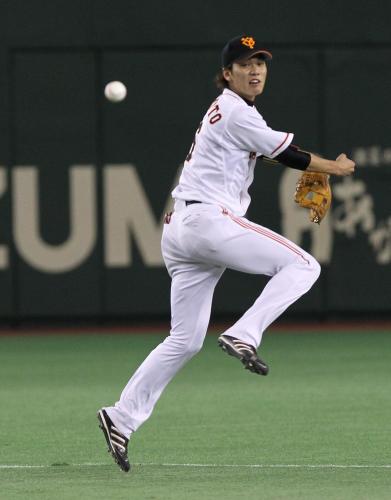 ＜巨・神＞９回無死、平野の打球で好守備を見せる遊撃手・坂本