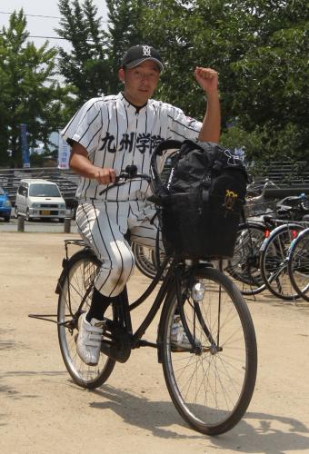 ＜九州学院・八代南、八代清流＞７回無安打１５奪三振と好投した九州学院・大塚は自転車に乗り笑顔で球場を後にする