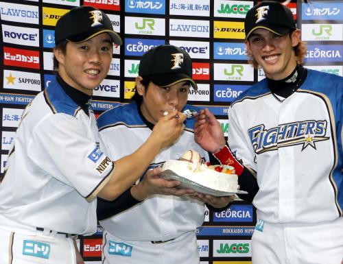 用意された誕生日ケーキを鶴岡（左）と陽岱鋼（右）に食べさせてもらう、今季５勝目を挙げた日本ハム・武田勝