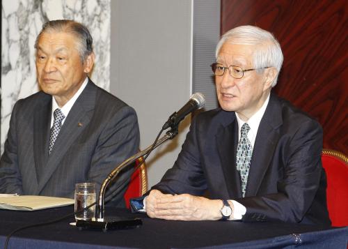 オーナー会議でコミッショナーに再任され、抱負を語る加藤コミッショナー（右）。左は議長を務めた中日・白井オーナー