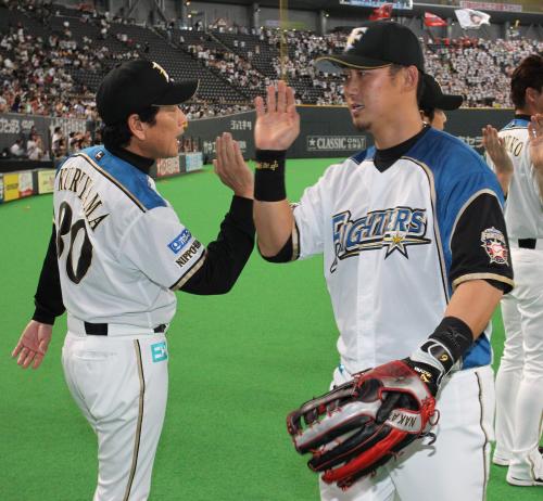 ＜日・西＞試合後、中田（右）とハイタッチする日本ハム・栗山監督