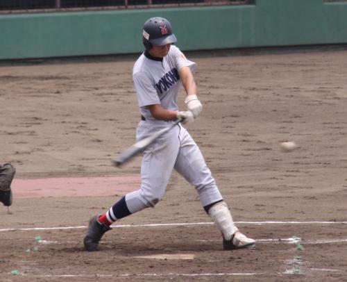 ＜横浜・有馬＞２回１死一塁で中前打を放った横浜の１年生４番・高浜