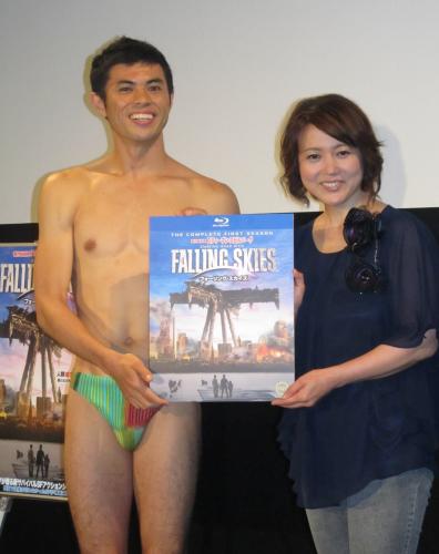 小島よしおは、ＤＶＤ「フォーリング　スカイズ」発売イベントに出席。右は杉田かおる