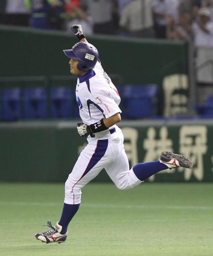 ＜ＪＦＥ東日本・九州三菱自動車＞６回２死一、二塁、右越えに逆転の２点本塁打を放ちガッツポーズするＪＦＥ東日本・金森