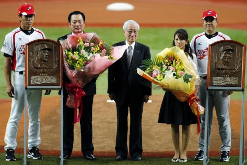 試合前に行われた野球殿堂入りの表彰式で、記念写真に納まる広島元投手の北別府学氏（左から２人目）と故津田恒実氏夫人の晃代さん（左から４人目）