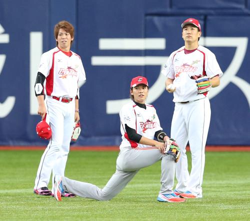 練習中に談笑する（左から）前田健、坂本、田中