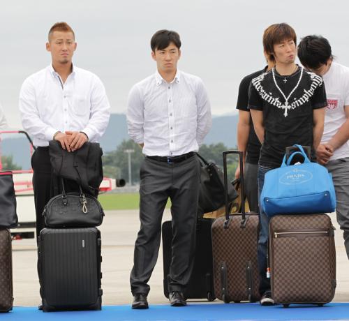 花巻空港でのセレモニーに出席した（左から）中田、斎藤佑、明石