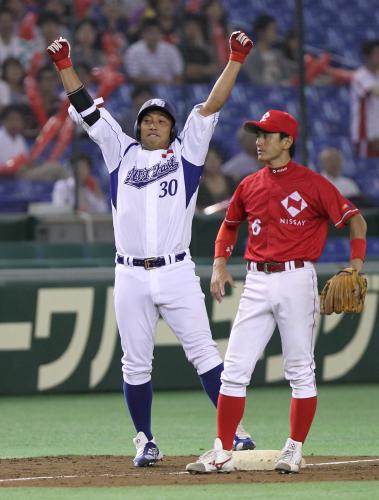 ＜日本生命・ＮＴＴ東日本＞５回１死一、二塁、ＮＴＴ東日本の村上は適時三塁打を打ちベース上でガッツポーズ