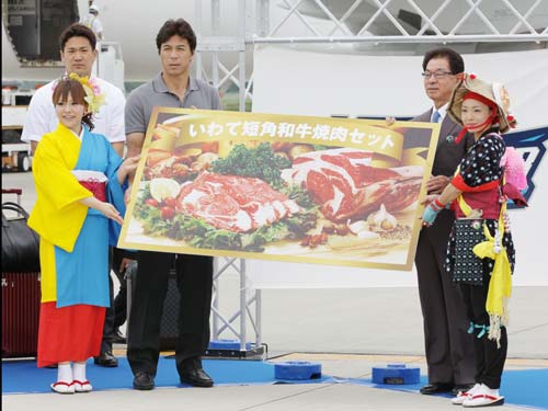 花巻空港でのセレモニーに参加した（左から）田中、秋山、高木両監督