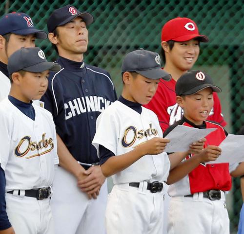 プロ野球オールスター第３戦の試合前セレモニーで、メッセージを読み上げる被災地の少年野球チームの子どもたち（前列）