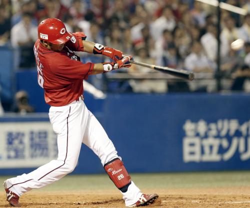 ４回広島２死満塁、広瀬が左越えにこの試合２本目の本塁打を放つ