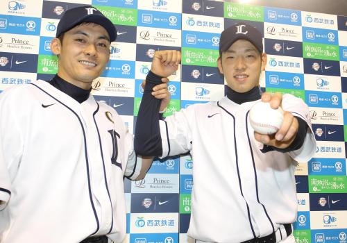 ＜西・ロ＞今季初勝利を挙げ、ウイニングボールを手にする西武・菊地（右）と栗山