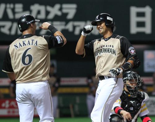 ＜ソ・日＞６回１死三塁、２ラン本塁打を放つ日本ハム・鵜久森は中田（左）の出迎えに笑顔