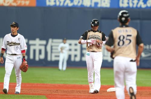 ＜オ・日＞９回無死一塁、日本ハム・稲葉は左前打を放ち一塁走者・中田が三塁を狙う間に二塁に進む