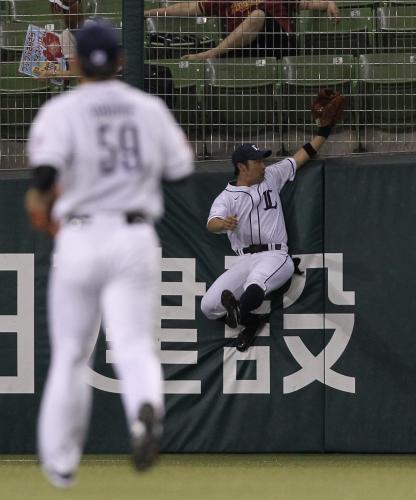＜西・オ＞４回無死一塁、後藤の右翼への打球を好捕する西武・大崎