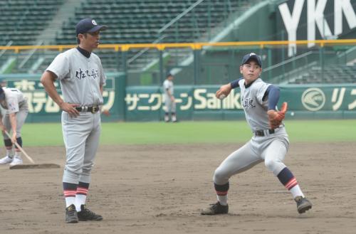 五味（右）の投球練習をチェックする佐久長聖・藤原監督