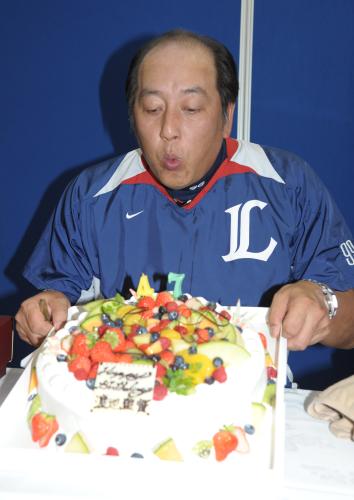 ＜西・オ＞試合前、誕生日ケーキのロウソクを吹き消す西武・渡辺監督
