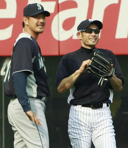試合前の練習で談笑するマリナーズ・岩隈（左）とヤンキースのイチロー