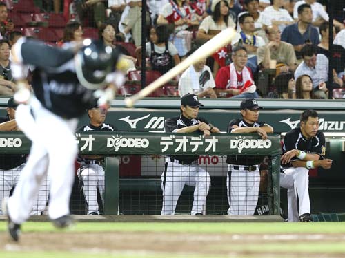 ＜広・神＞９回２死、最後の打者・浅井の遊ゴロを、阪神・和田監督（右から３人目）はじっと見つめる