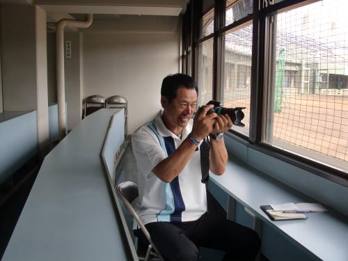 小瀬球場の記者席で本紙記者のカメラを手にグラウンドキーパーらを撮影するＤｅＮＡ・中畑監督