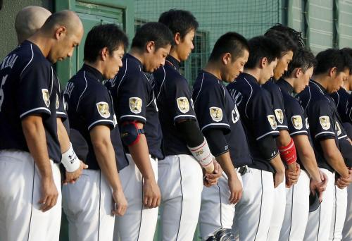試合前、11日に亡くなった稲葉光雄２軍投手コーチを悼み、黙とうする中日ナイン