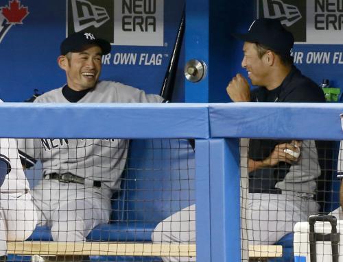 ＜ブルージェイズ・ヤンキース＞ベンチでイチロー（左）と笑顔で話すヤンキース・黒田