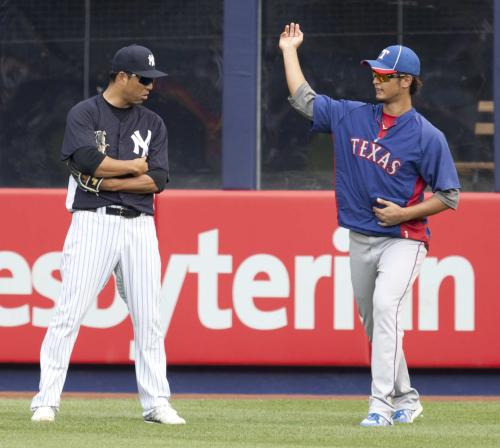 ＜ヤンキース・レンジャーズ＞試合前、外野で黒田博樹（左）と野球談議をするダルビッシュ有