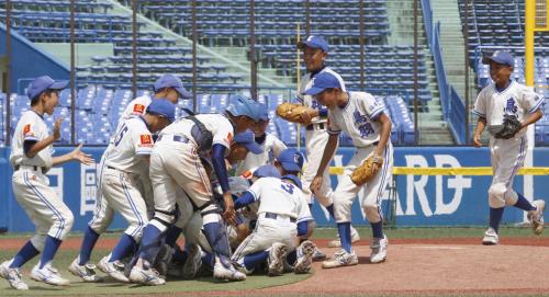 全日本学童軟式野球大会で優勝を決め、喜ぶ鳥羽の選手たち