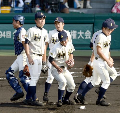 １回表、光星学院に２本塁打を浴びマウンドで声を掛け合う柿沢（左から２人目）ら神村学園ナイン