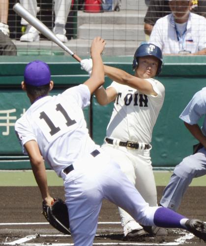 １回表大阪桐蔭無死、森が中越えに先頭打者本塁打を放つ