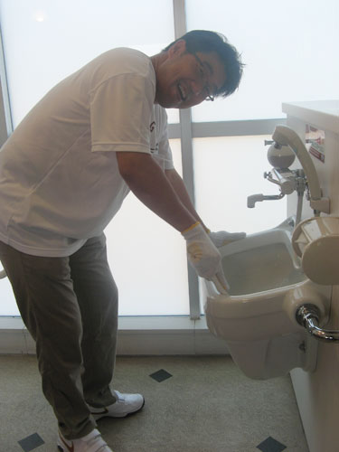Ｋスタ宮城のトイレを掃除する楽天・加藤康幸チーム統括本部長