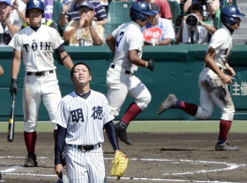 ６回裏、大阪桐蔭・安井に２点二塁打を打たれた明徳義塾先発の福永。（奥右から）生還した大西、田端、次打者笠松
