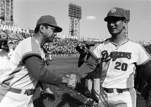 １９７４年１０月、大洋戦で完投勝ちした星野仙一投手（右）を迎える中日の与那嶺監督