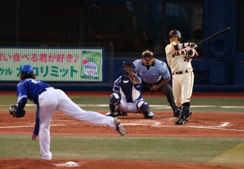 ＜Ｄ・巨＞１回２死二塁、右中間へ適時二塁打を放つ巨人・村田