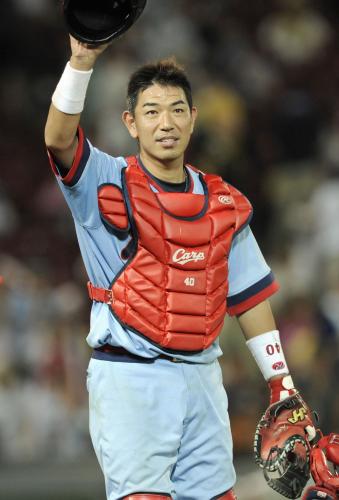 阪神に逆転勝ちし、ファンの声援に応える逆転二塁打の広島・倉
