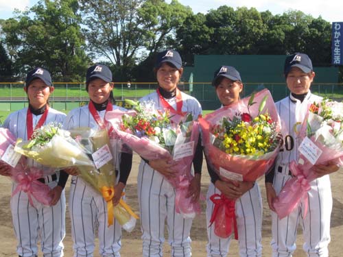 マドンナ・ジャパンの３連覇に貢献した（左から）中村、田中、川端、三浦、小西は花束を贈られて笑顔