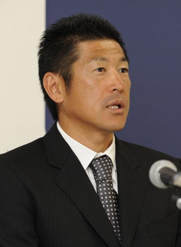 記者会見で現役引退を表明するプロ野球広島の石井琢朗内野手