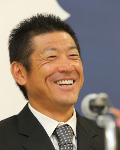 引退会見中、笑顔を見せる広島・石井