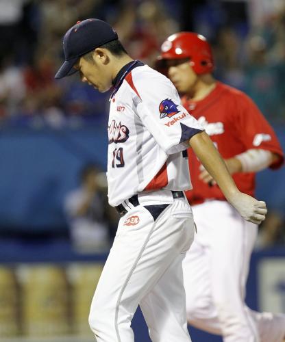 ６回、広島・前田健に適時二塁打を浴びたヤクルト・石川。奥は生還する二走石原