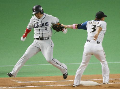 ＜日・西＞７回無死二塁、中島（左）と交錯する日本ハム・田中