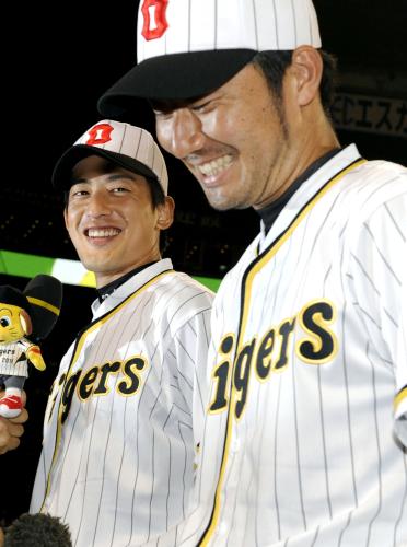 お立ち台で笑顔を見せる７勝目を挙げた阪神・能見（左）と代打本塁打の狩野