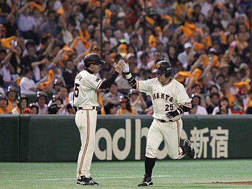 ＜巨・Ｄ＞３回２死、右中間にソロ本塁打を放ち、勝呂コーチ（左）とタッチを交わす巨人・村田