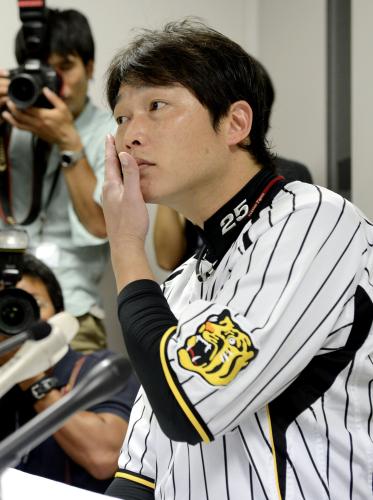 記者会見で第３回ＷＢＣへの参加を表明する日本プロ野球選手会の新井貴浩会長