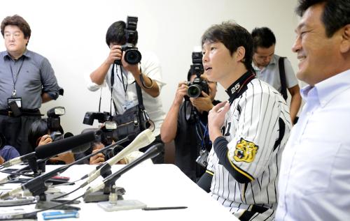 記者会見で第３回ＷＢＣへの参加を表明する日本プロ野球選手会の新井貴浩会長（右から２人目）