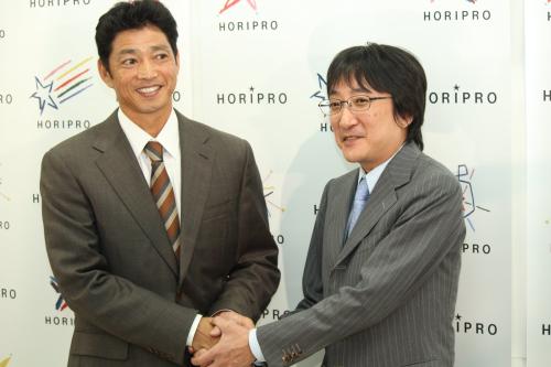 引退会見で、「ホリプロ」の堀義貴社長と握手を交わす田口壮