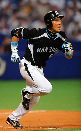 2012年６月28日、史上７人目、大学出身選出では初の通算２５００安打を達成した阪神の金本。記念安打は右線二塁打だった