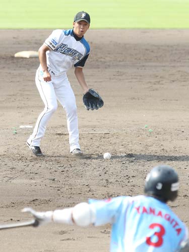 ＜日本ハム・ＪＸ－ＥＮＥＯＳ＞４回２死一、二塁、柳田の鋭い打球にグラブを出す日本ハム・斎藤