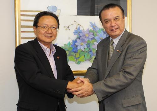 スポニチ・森戸社長（左）と握手をかわす阪神・中村ＧＭ